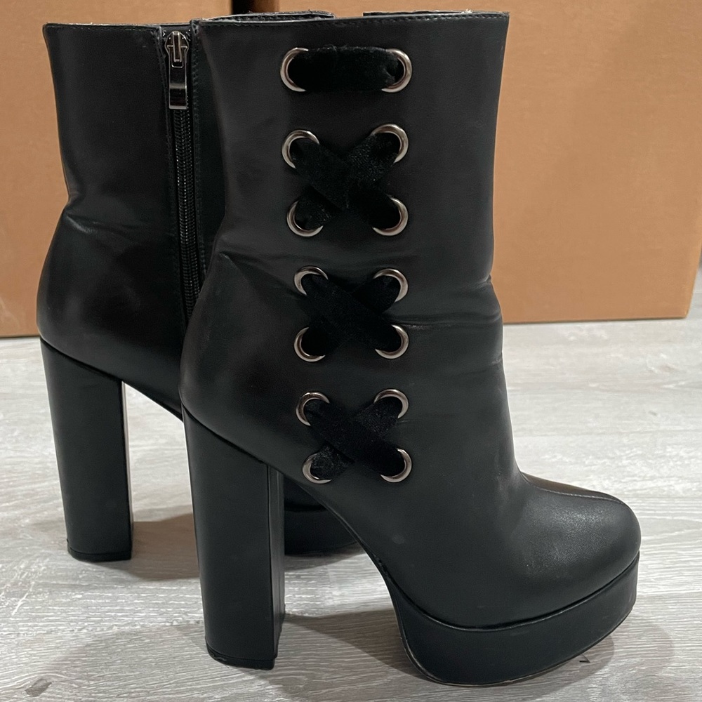 Ankle length boots, kept in great condition and super cute !